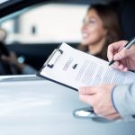 cliente-feliz-comprando-un-coche-nuevo-en-un-concesionario-de-coches-local