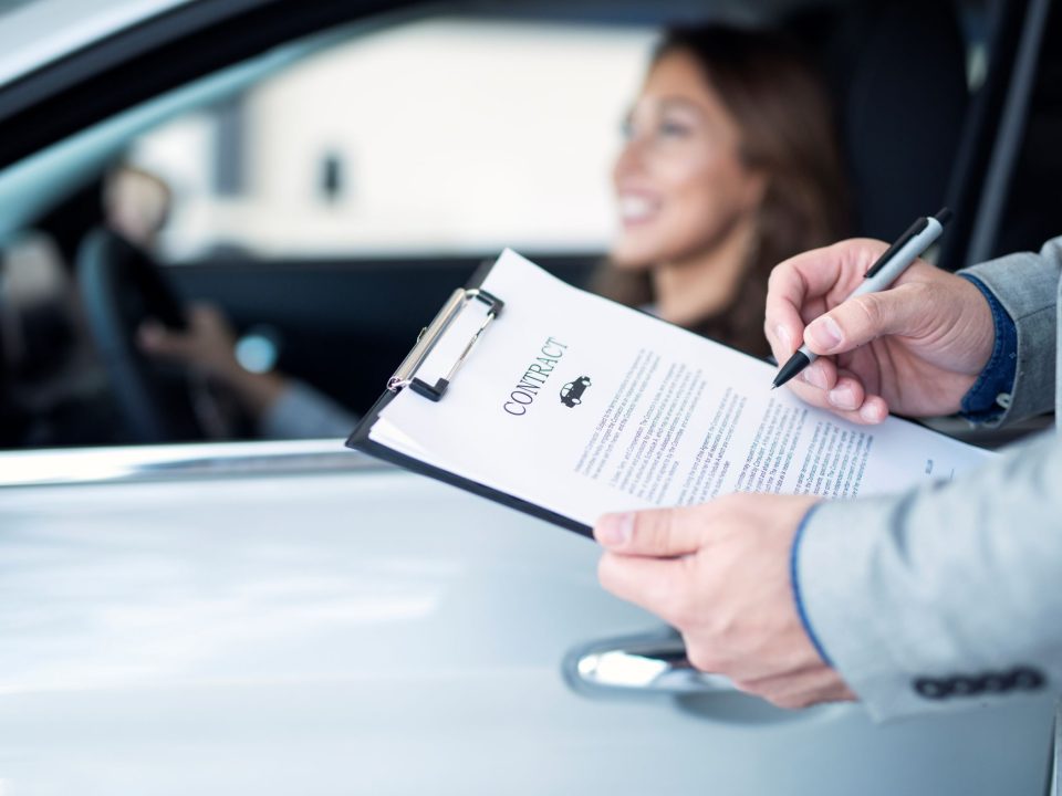 cliente-feliz-comprando-un-coche-nuevo-en-un-concesionario-de-coches-local