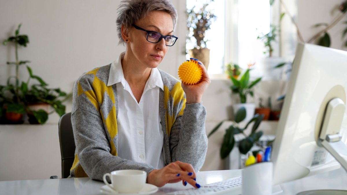 mujer-de-tiro-medio-usando-pelota-para-estirar
