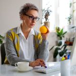 mujer-de-tiro-medio-usando-pelota-para-estirar