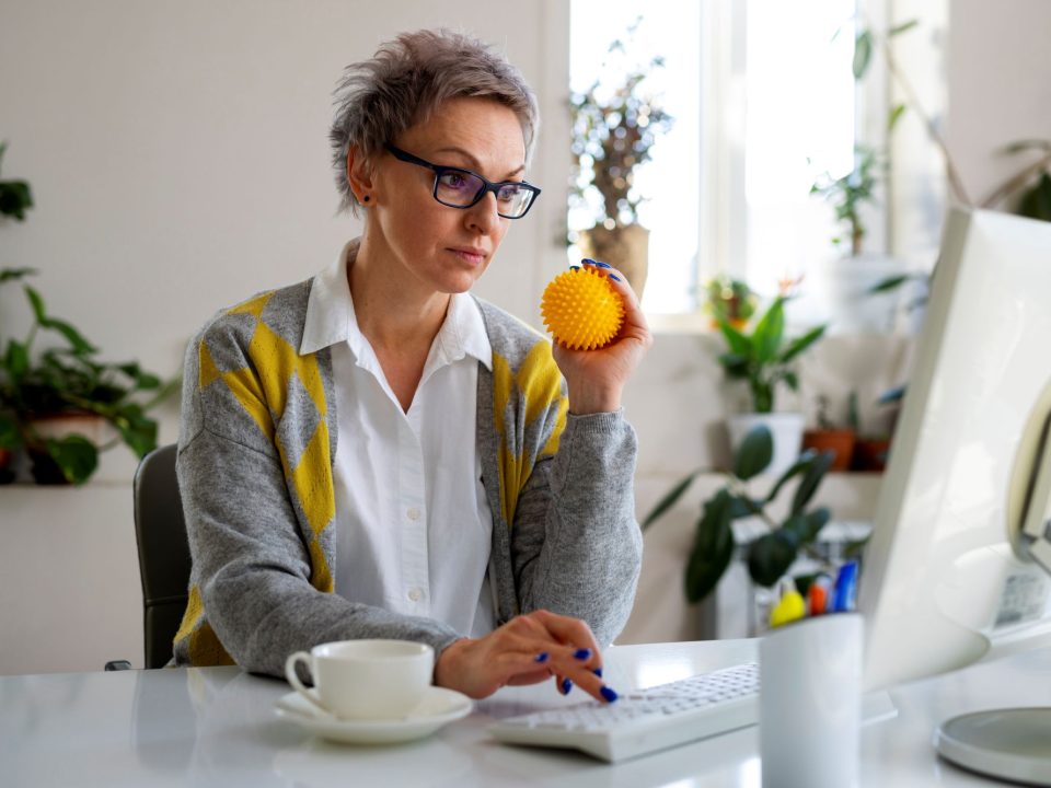 mujer-de-tiro-medio-usando-pelota-para-estirar